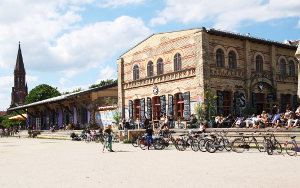 Szenecafé im ehemaligen Güterschuppen des Görlitzer Bahnhofs in Berlin